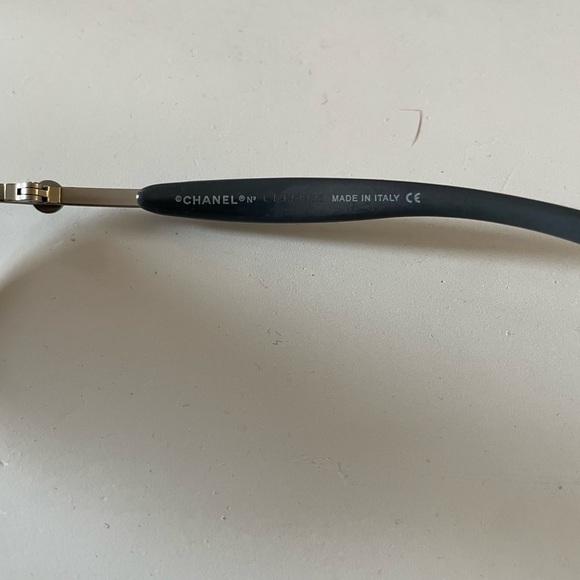 Chanel vintage grey sunglasses with case and cloth (cloth is in new condition) - Picture 8 of 11